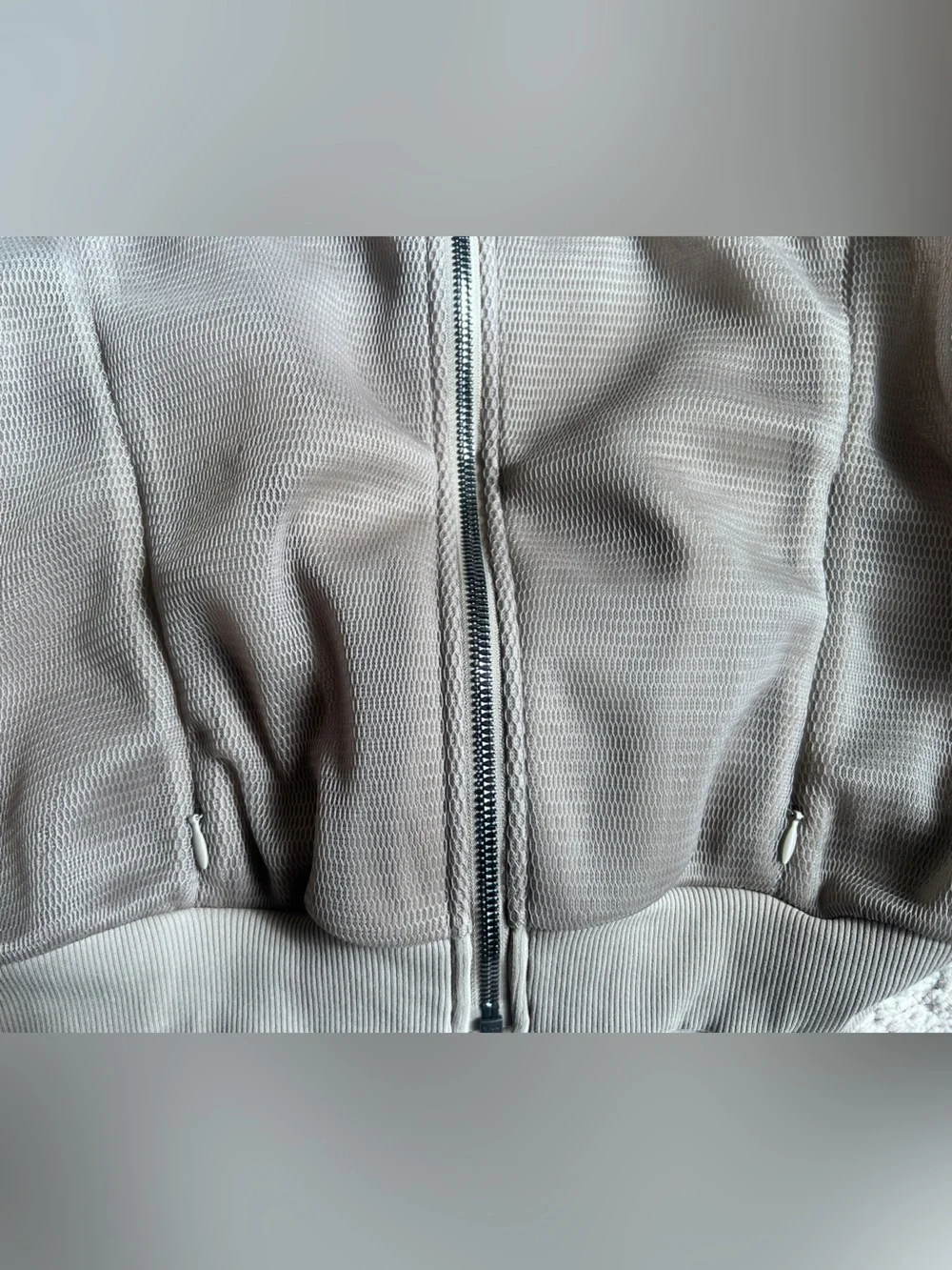 ALO Yoga Mesh Crop Jacket - Gravel - Picture 5 of 6
